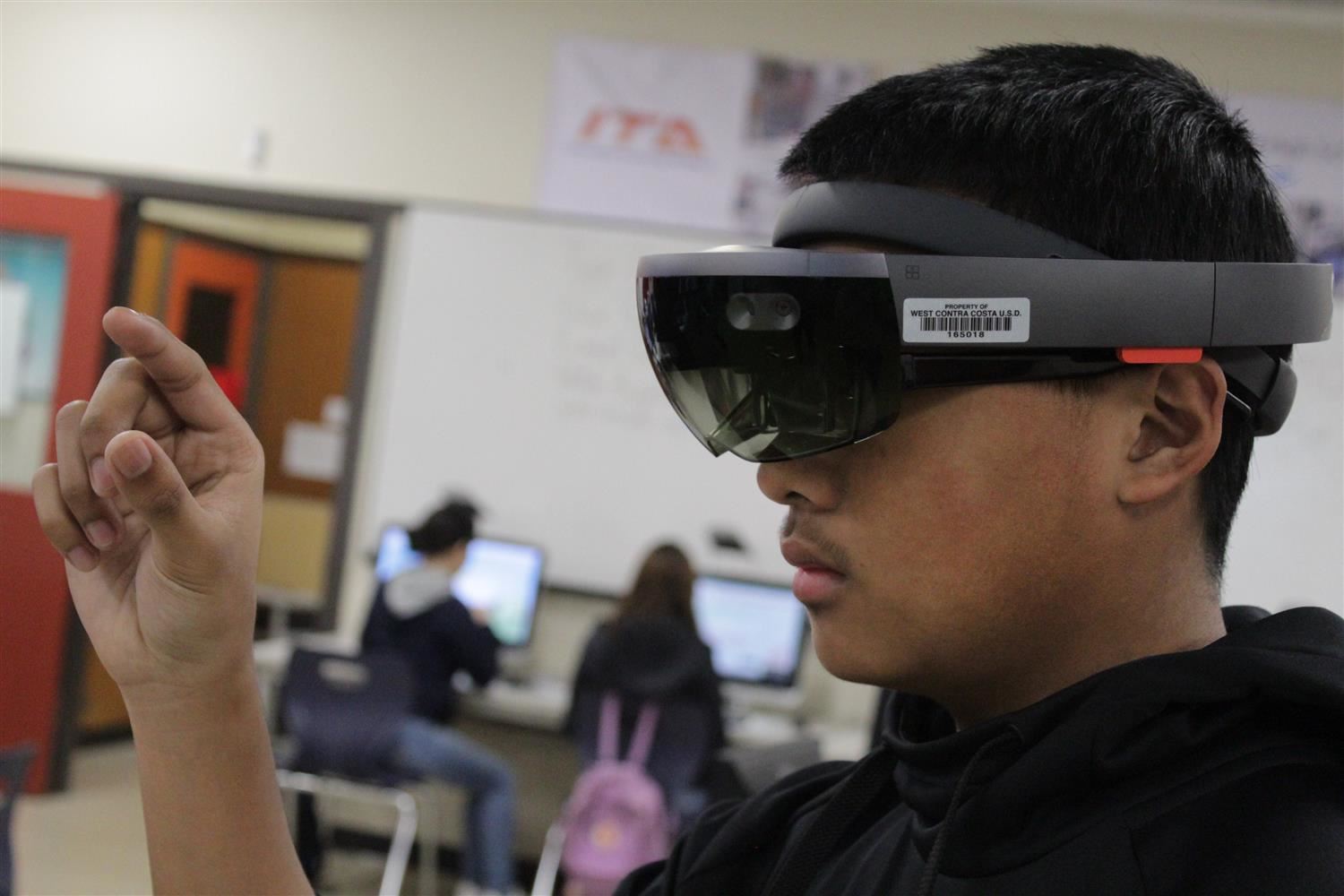  student using virtual reality device